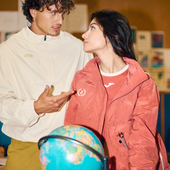 CHAQUETA CON CAPUCHA MIMETIC ROSA