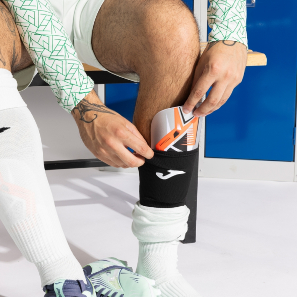 ESPINILLERAS J-PRO PLATA CORAL FLÚOR